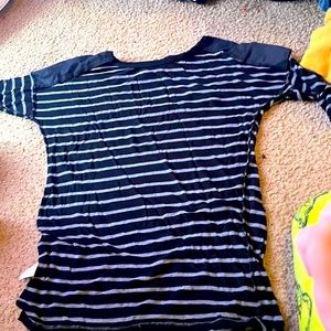 Store pink rose . Size XS . Color black and gray